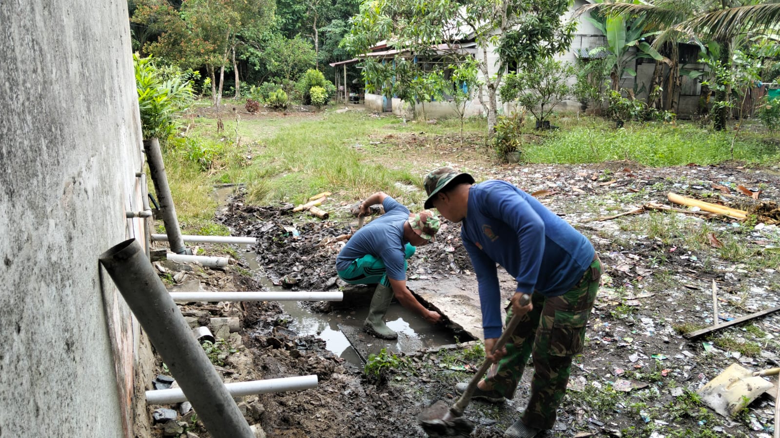 Satgas TMMD Regtas Ke-126 Kodim 1208/Sambas, Gali Tanah Untuk Pembuatan Septic Tank MCK Sekolahan