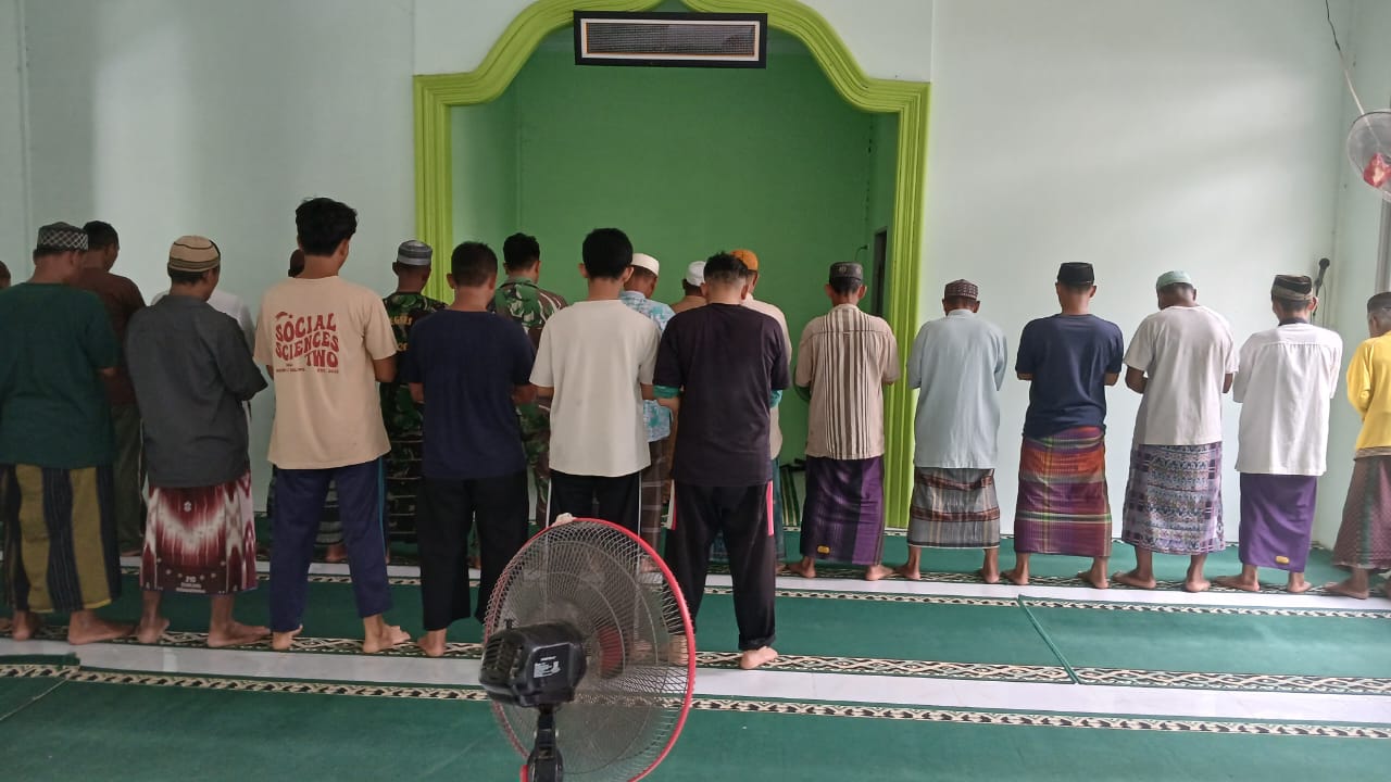 Satgas TMMD Regtas Ke-126 Kodim 1208/Sambas Gelar Salat Zuhur Berjamaah Bersama Warga