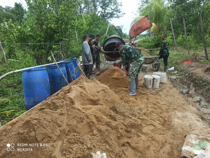 Satgas TMMD Regtas ke-126 Kodim 1208/Sambas Percepat Pekerjaan Rabat Beton