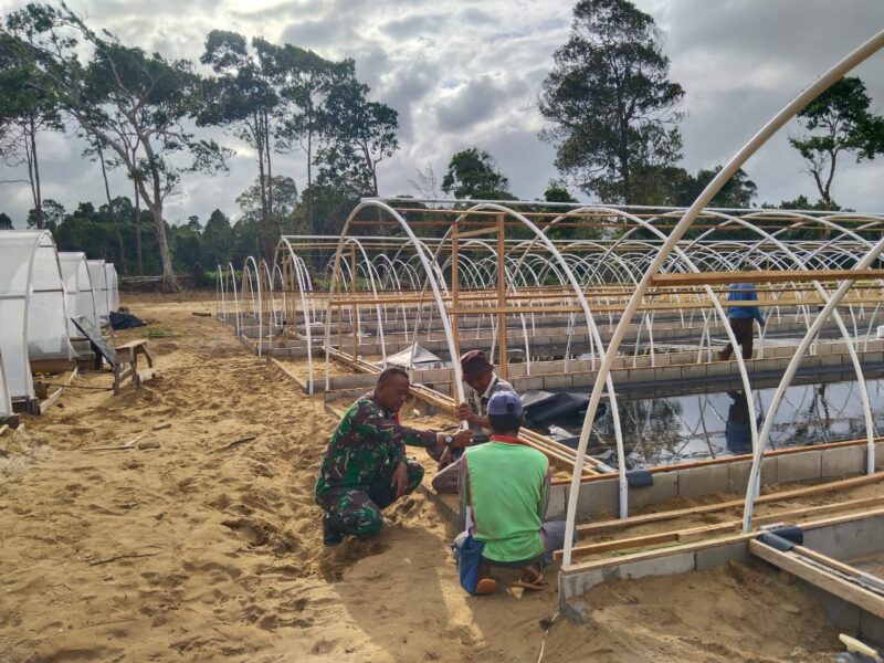 Jalin Keakraban Babinsa Temajuk Laksanakan Komsos Bersama Petani Garam Desa Binaan