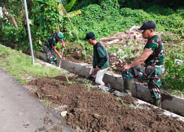 TNI dan Warga Haruyan Bergotong Royong Bersihkan Selokan Demi Cegah Banjir