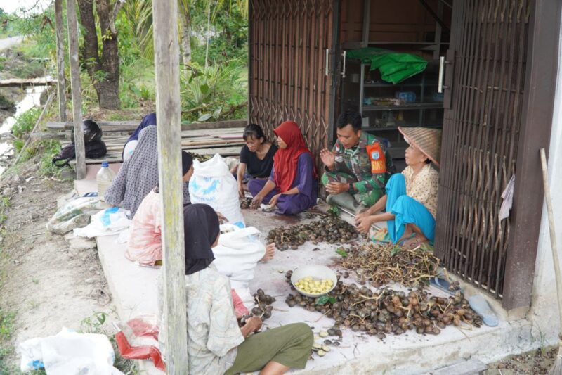 Satgas TMMD Regtas ke-126 Kodim 1208/Sambas Komsos Bersama Petani Jengkol di Lokasi TMMD