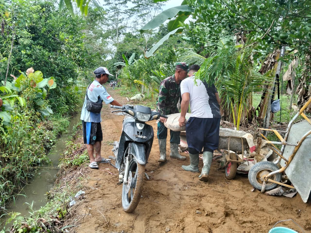 Satgas TMMD Regtas ke-126 Kodim 1208/Sambas Angkut Material Batu untuk Pembangunan Rabat Beton