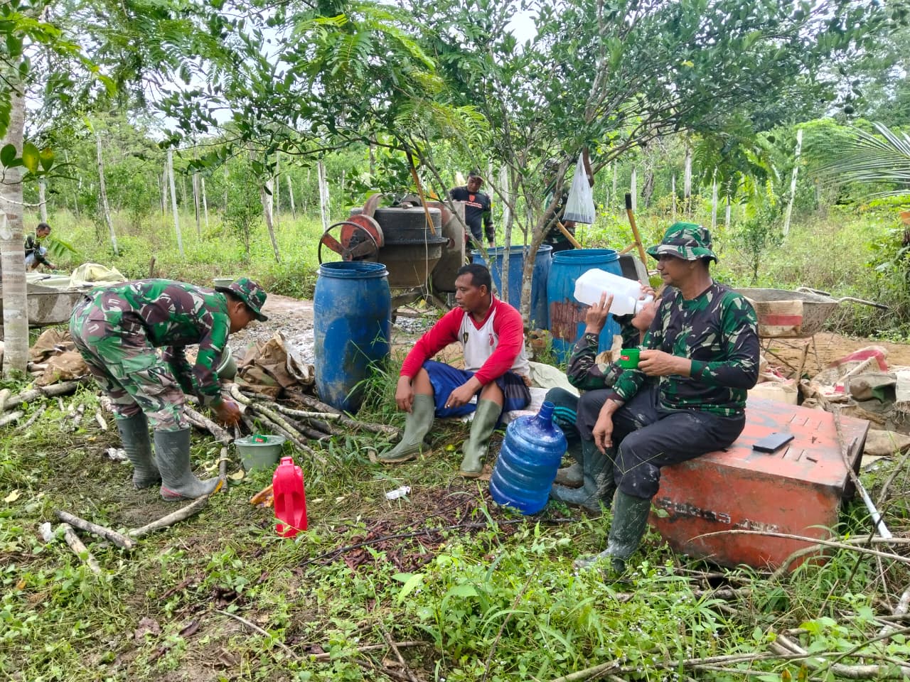 Ngobrol Santai Disela Waktu Isirahat Salah Satu Cara Satgas TMMD Regtas Ke-126 Kodim 1208/Sambas Jalin Keakraban Dengan Warga