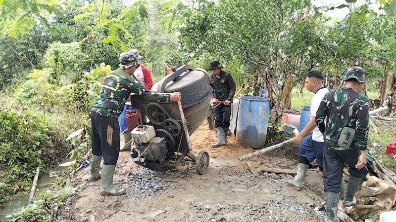 Mempercepat Pengerjaan Pengecoran Rabat Beton Satgas TMMD Regtas ke-126 Kodim 1208/Sambas Pindahkan Mesin Molen ke Titik Pekerjaan Baru