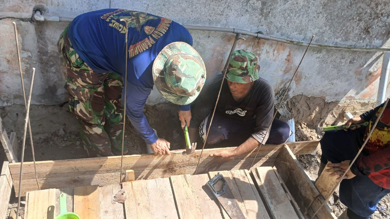 Satgas TMMD ke-126 Kodim 1208/Sambas Lanjutkan Pembangunan Septic Tank MCK Sekolah Dasar
