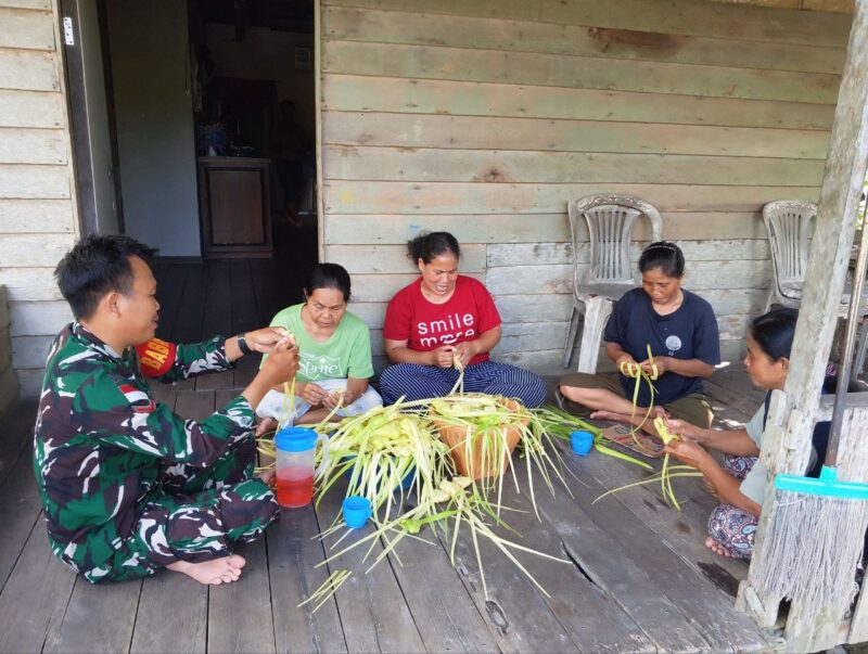 Satgas TMMD ke-126 Kodim 1208/Sambas Belajar Membuat Ketupat Bersama Warga