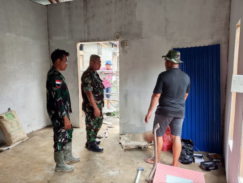 Dan SSK TMMD ke-126 Kodim 1208/Sambas Cek Pelaksanaan Pengerjaan MCK Sekolahan dan RTLH