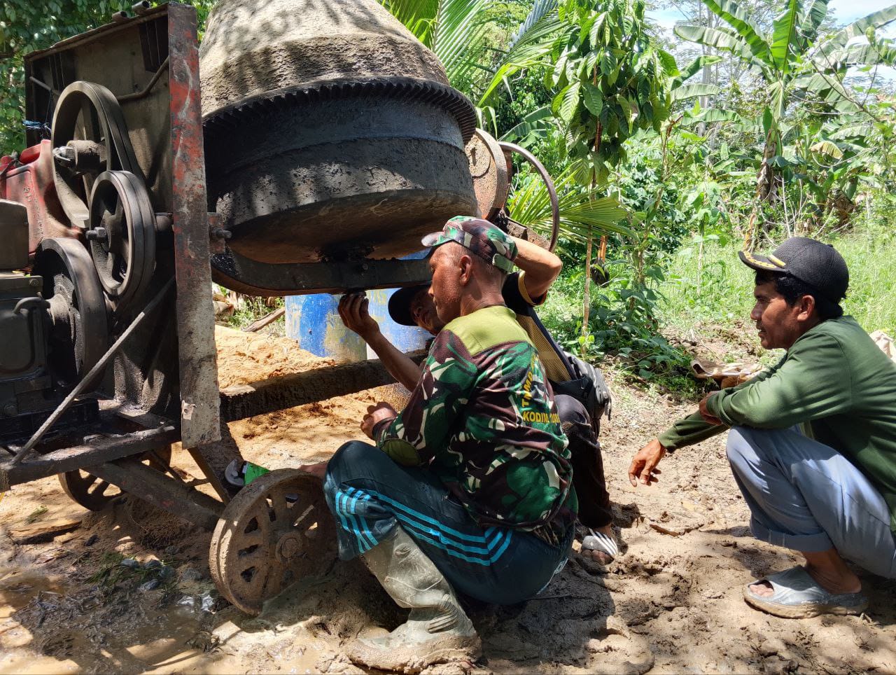 Satgas TMMD ke-126 Kodim 1208/Sambas Atasi Kerusakan Mesin Molen