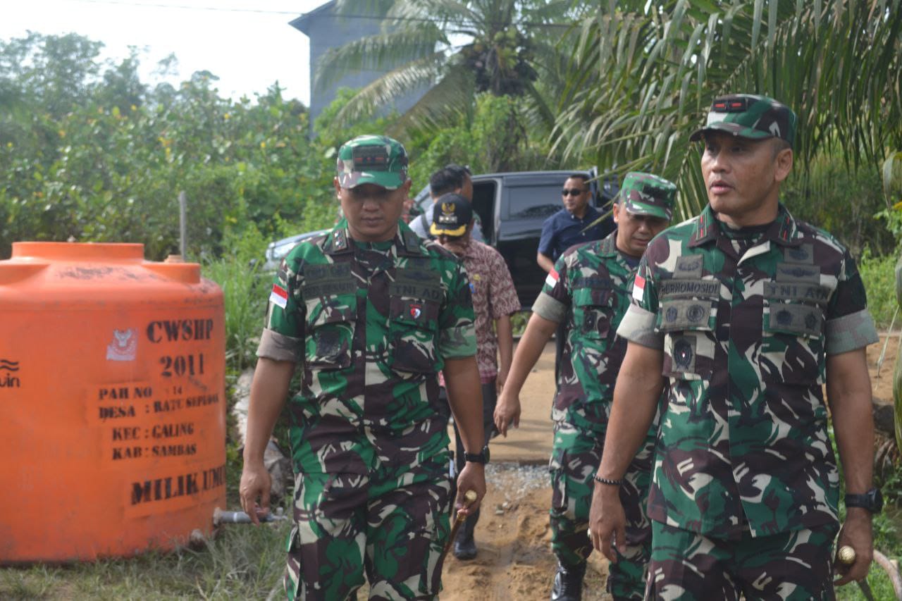 Dansatgas TMMD ke-126 Kodim 1208/Sambas Dampingi Danrem 121/Abw Tinjau Pengerjaan Rabat Beton di Desa Ratu Sepudak