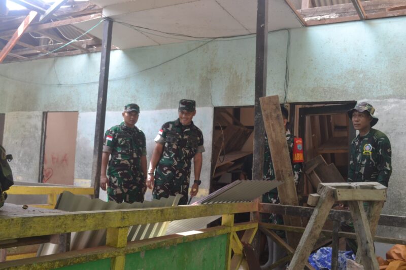 Danrem 121/Abw Tinjau Perehaban MCK Sekolahan oleh Satgas TMMD ke-126 Kodim 1208/Sambas