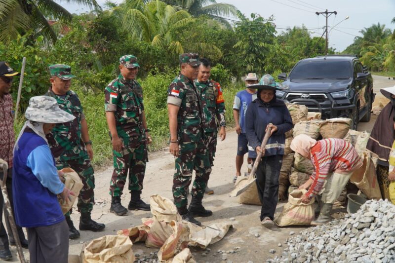 Danrem 121/Abw Sambangi Warga yang Bantu Angkat Material Rabat Beton di Desa Ratu Sepudak