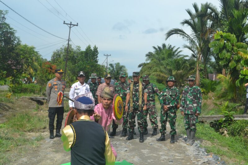 Warga Desa Ratu Sepudak Sambut Meriah Kedatangan Danrem 121/Abw di Lokasi TMMD ke-126 Kodim 1208/Sambas