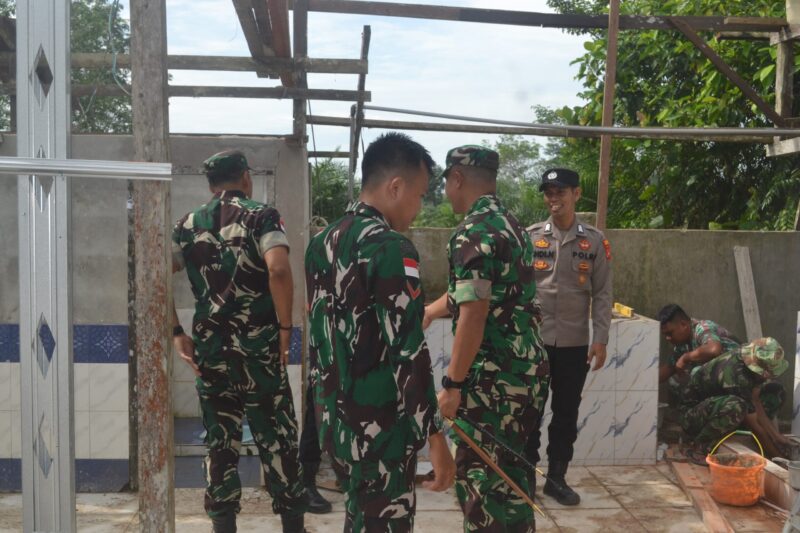 Pengerjaan MCK Masjid Jamiatul Muslimin Desa Ratu Sepudak, Ditinjau Danrem 121/Abw