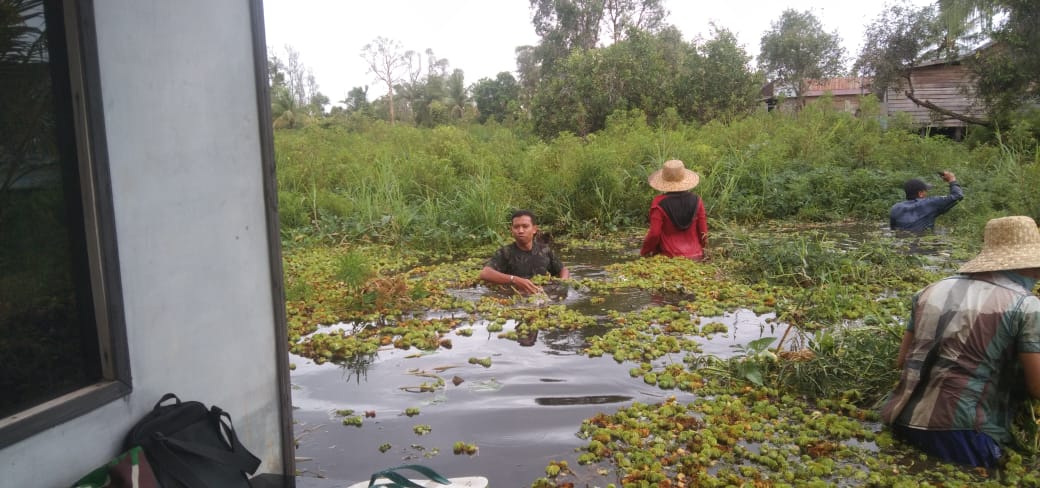 Antisipasi Bencana Banjir Babinsa Koramil 1009-05/Kurau Gotong Royong Bersihkan Aliran Sungai