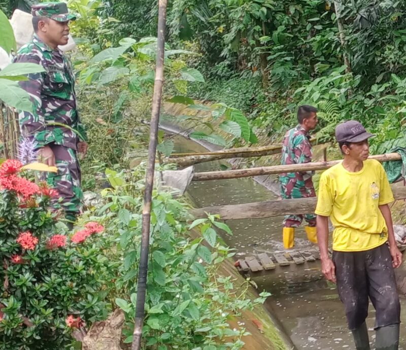 Anggota Koramil 1002-03/Haruyan dan Warga Gotong Royong Bersihkan Saluran Irigasi Cegah Banjir