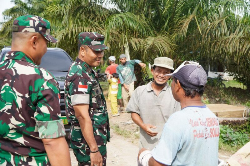 Danrem 121/Abw Bincang Santai Bersama Warga Desa Ratu Sepudak di Lokasi TMMD ke-126 Kodim 1208/Sambas