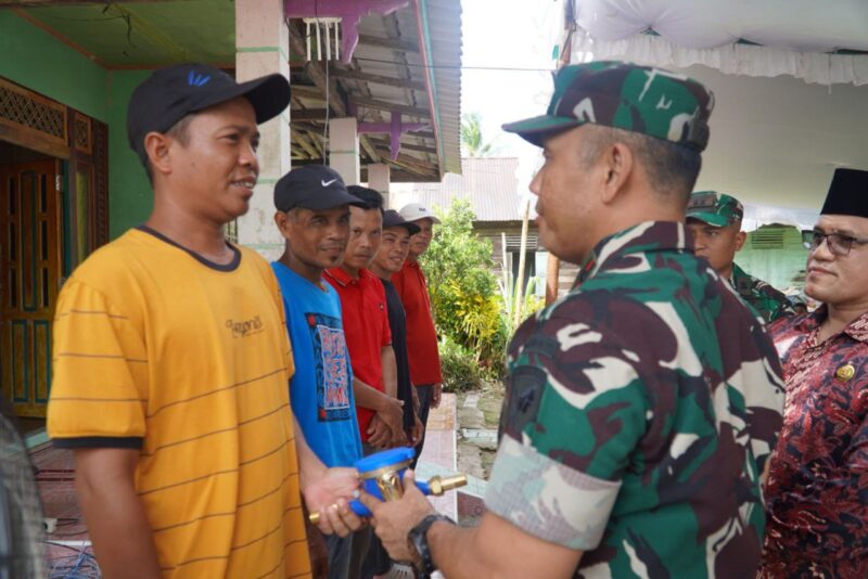 Danrem 121/Abw Serahkan Water Meter Kepada Warga Desa Ratu Sepudak di Lokasi TMMD ke-126 Kodim 1208/Sambas
