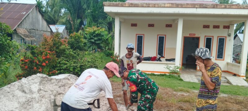 Babinsa Bantu Warga Angkut Pasir untuk Perbaiki Jalan Gang