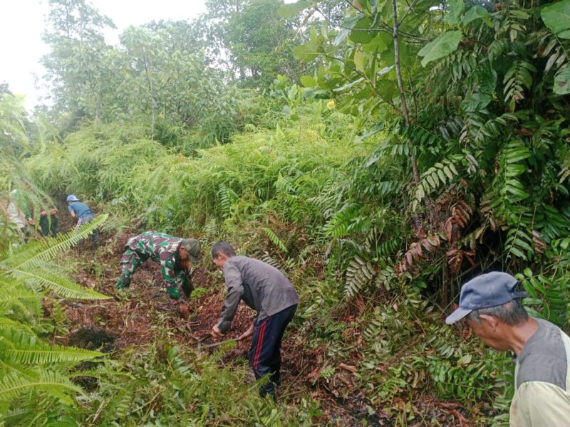 Babinsa Perigi Landu Bersama Warga Bersihkan Parit, Lancarkan Aliran Air di Musim Hujan