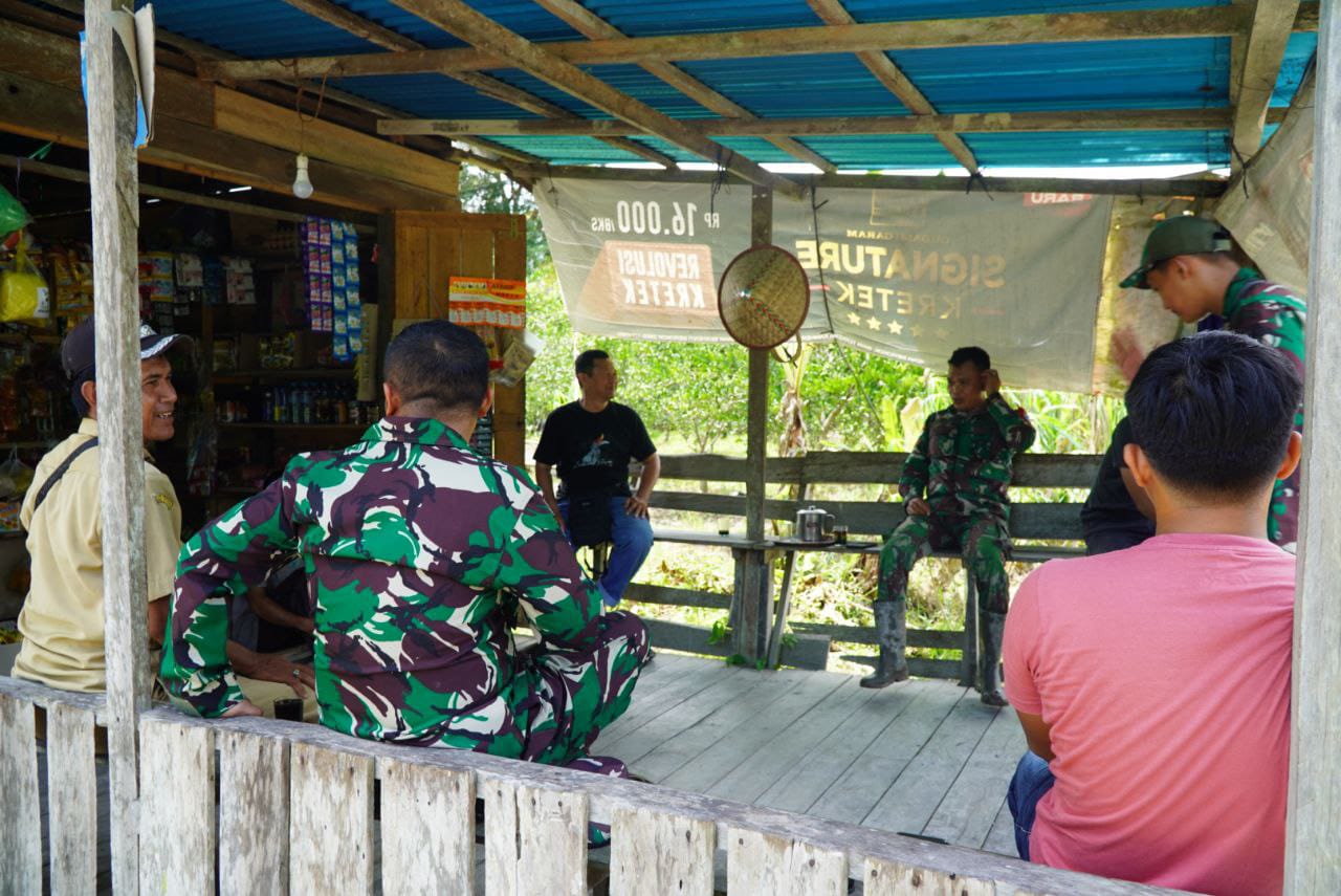 Melalui Komsos, Keakraban Terjalin Antara Dansatgas TMMD Kodim 1208/Sambas dan Warga Desa Ratu Sepudak