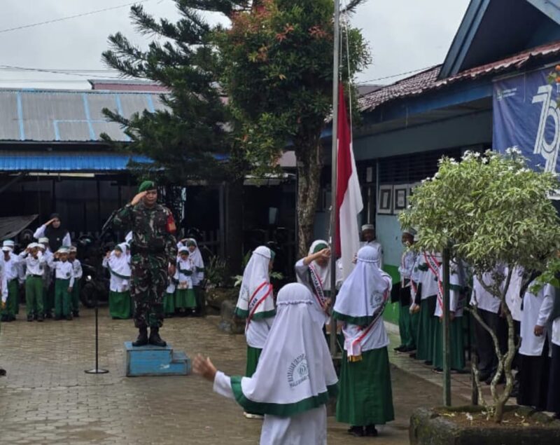 Babinsa Koramil 1002-04/Labuan Amas Selatan Jadi Pembina Upacara di MIN 9 HST