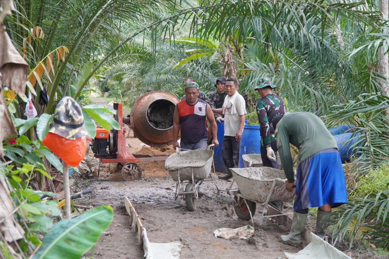 Gunakan Arco Satgas TMMD Kodim 1208/Sambas Angkut Adukan Semen untuk Pengerjaan Rabat Beton