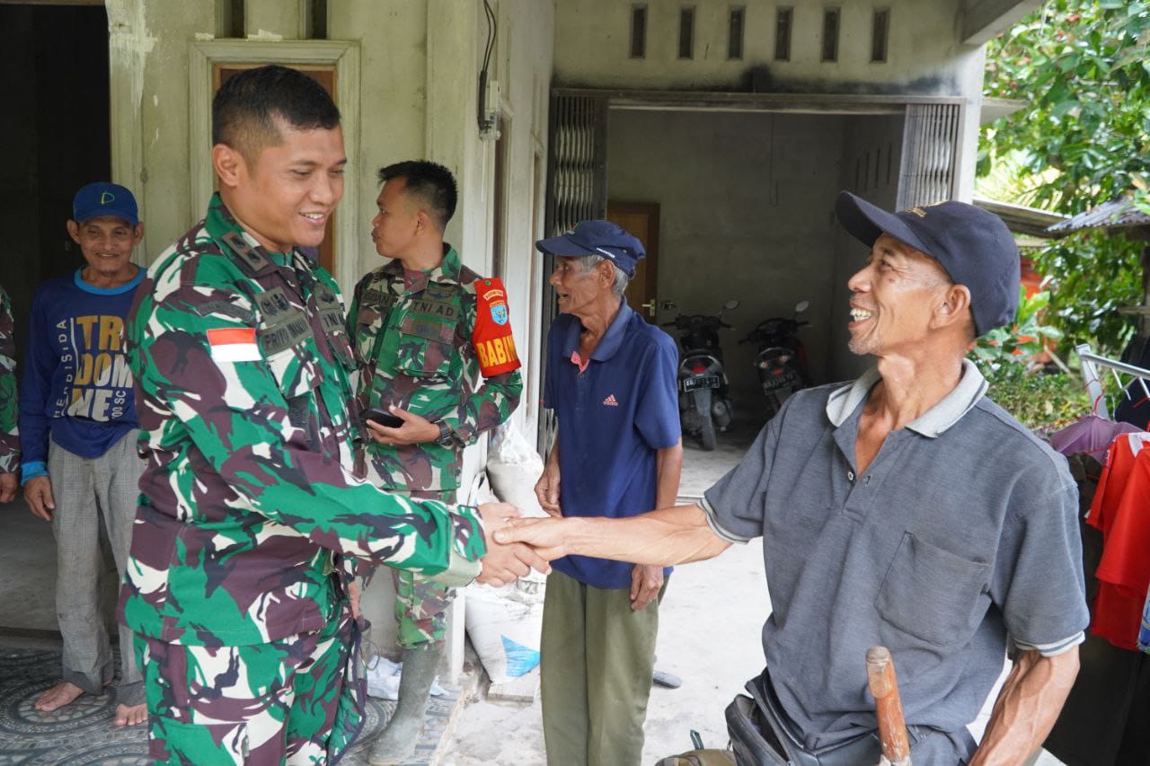 Terjalin Keakraban Dansatgas Melalui Komsos di Lokasi TMMD Ke 126 Kodim 1208/Sambas