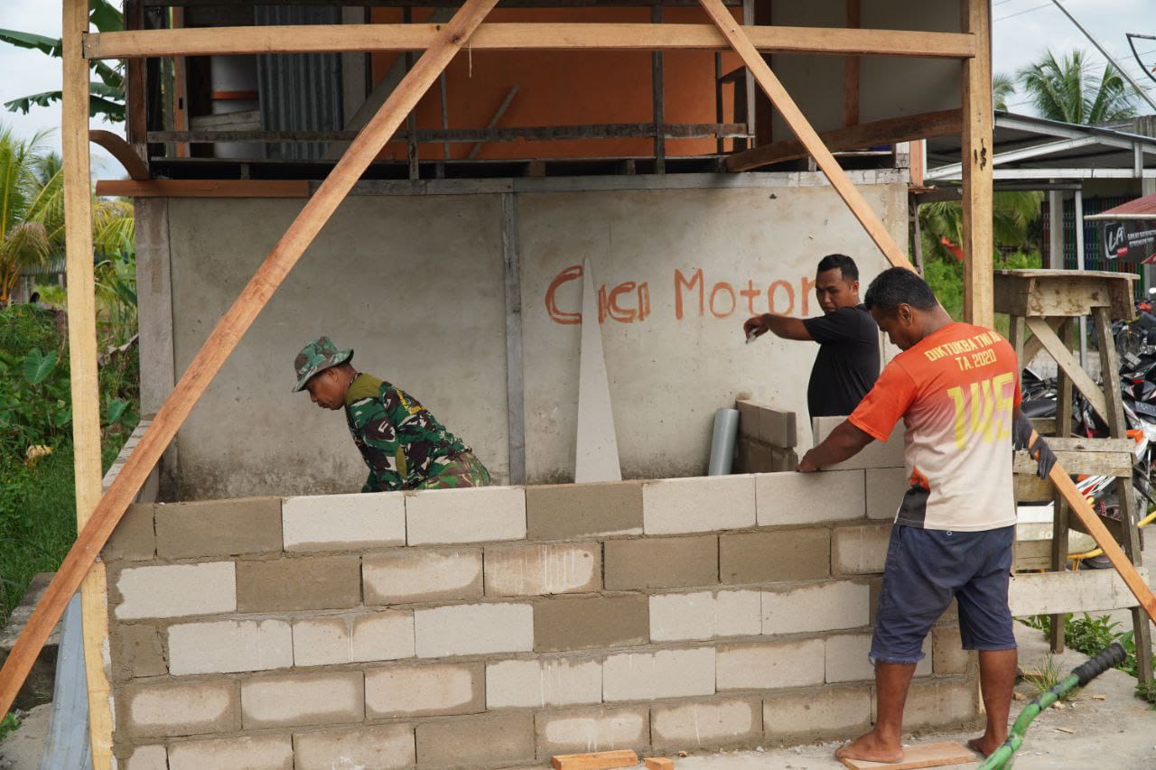 Dinding Batako Sudah Mengelilingi Poskamling Sasaran Fisik TMMD ke-126 Kodim 1208/Sambas