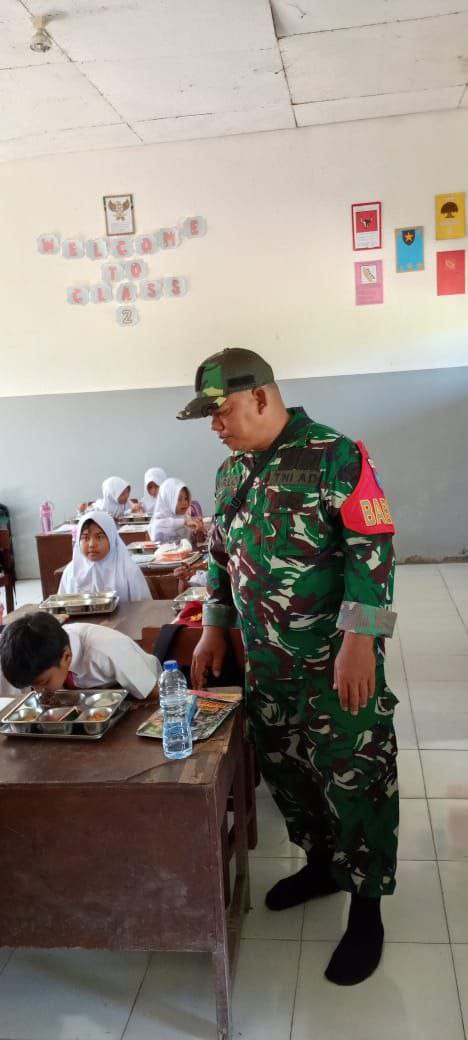 Babinsa Lonam Koramil 05/Pemangkat Dampingi Pendistribusian Makan Bergizi