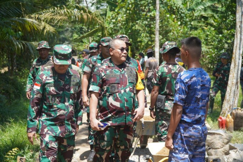 Wasev Sterad Berikan Semangat Kepada Satgas TMMD ke-126 Kodim 1208/Sambas