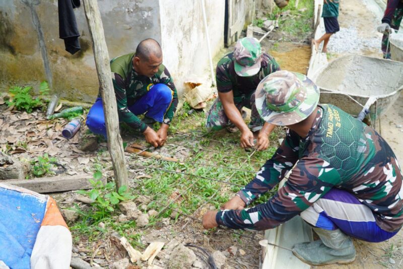 Satgas TMMD ke-126 Kodim 1208/Sambas Rangkai Besi untuk Perkuat Bangunan Rabat Beton