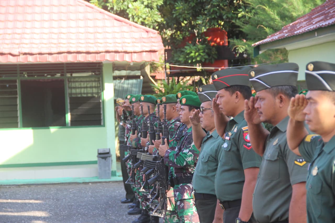 Pasiter Kodim 1008/Tabalong Pimpin Upacara Bendera Merah Putih Penuh Semangat Nasionalisme