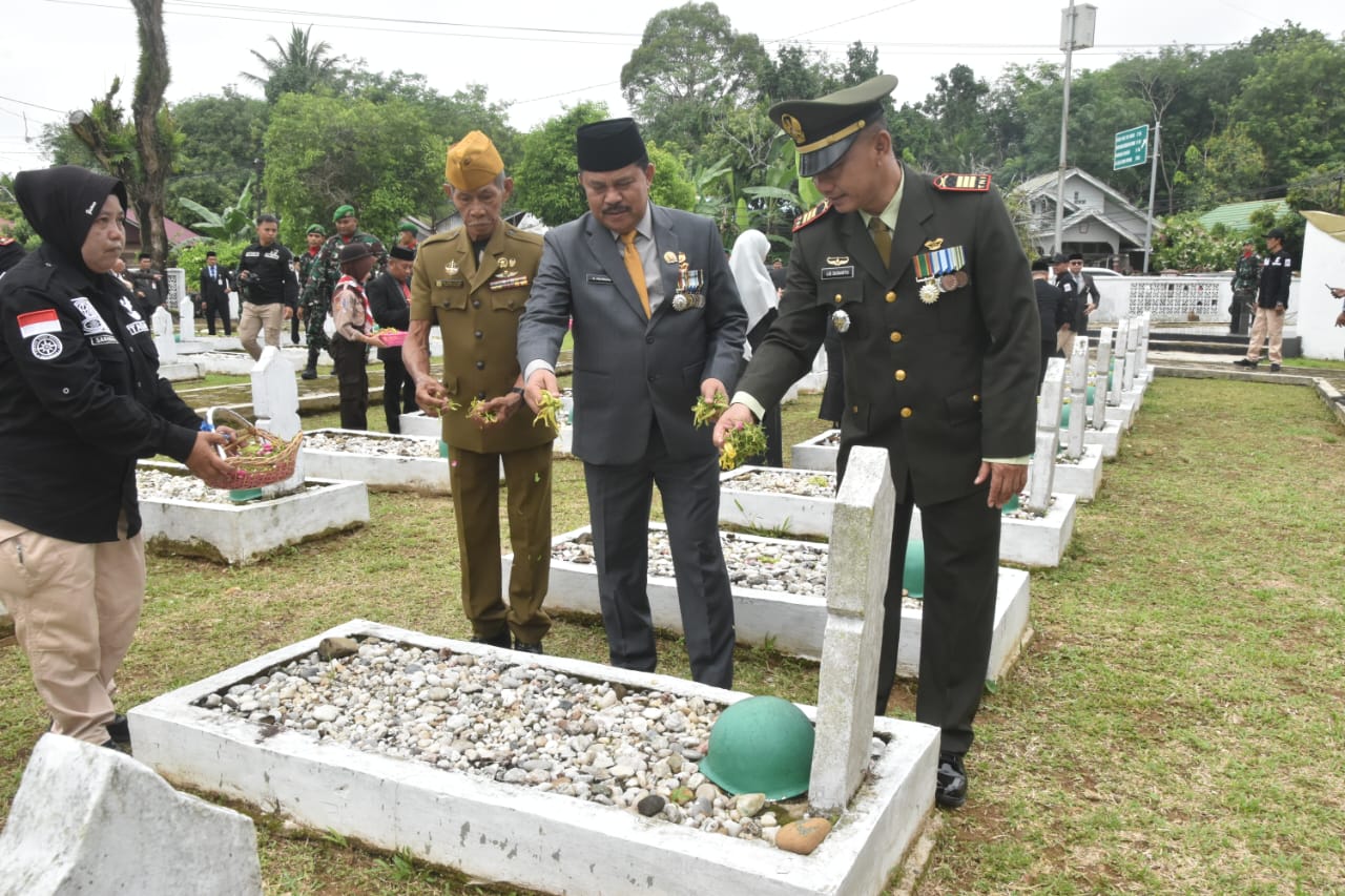 Wakili Dandim, Pasi Intel 1002/HST Turut Tabur Bunga pada Ziarah Nasional 2025