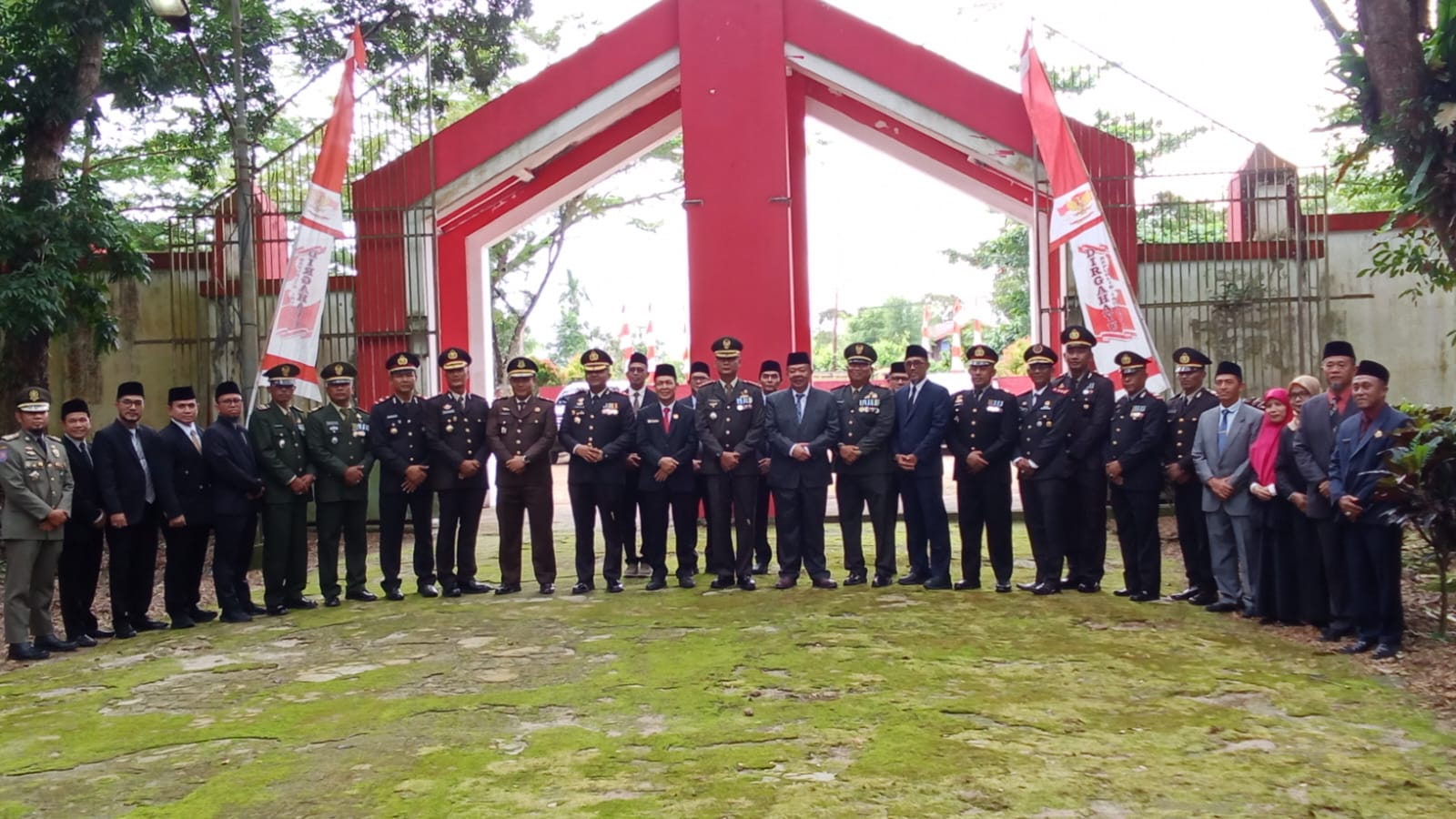 Danramil 02/Sejangkung Hadiri Upacara Peringatan Hari Pahlawan dan Ziarah ke TMP Mewakili Dandim 1208/Sambas