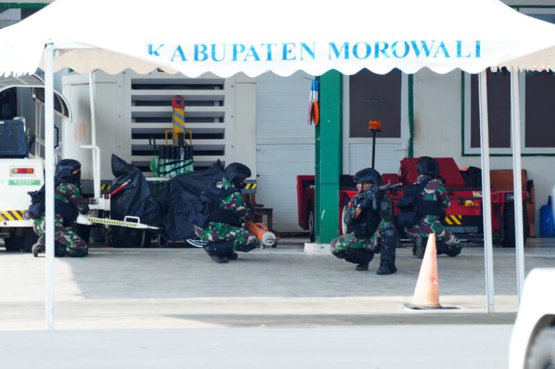 Bersama Tuhan Menyerbu Dari Langit: Ratusan Prajurit TNI Terjun di Morowali