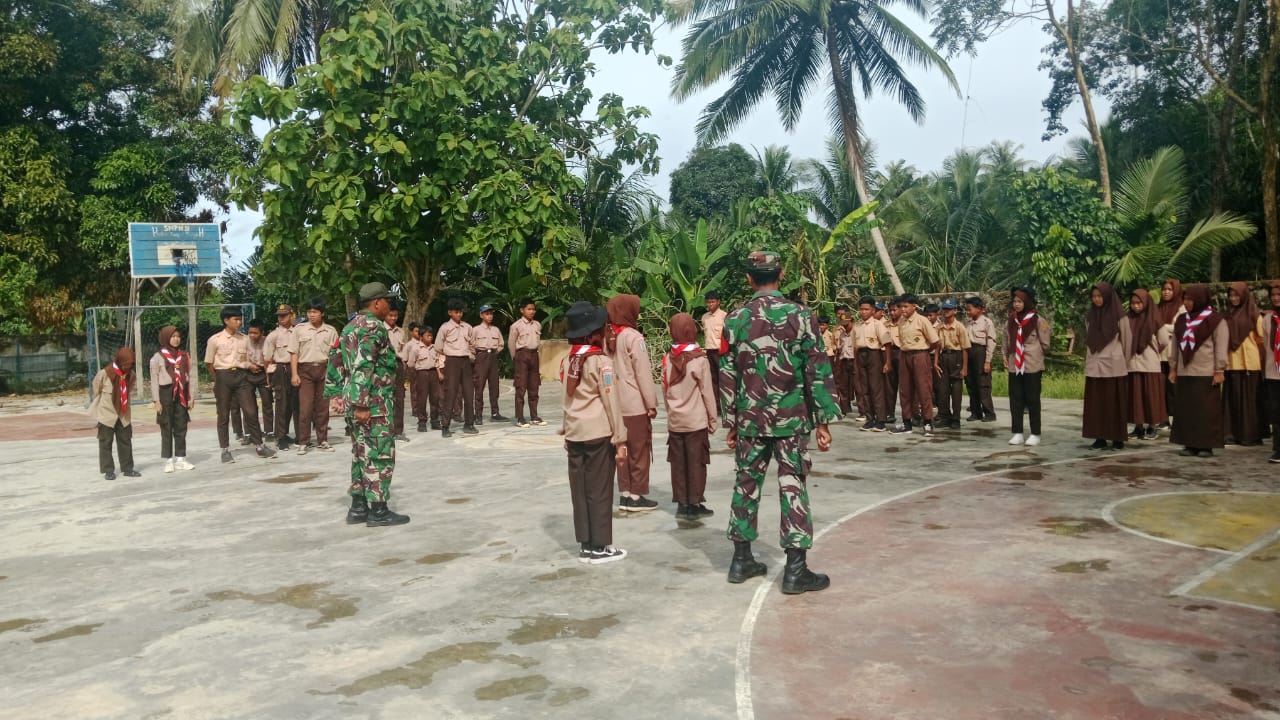 Sertu Juniansyah dan Sertu Slamet Latih Pramuka SMPN 9 HST