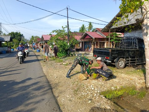 Koramil 1002-05/Pandawan Gelar Gotong Royong Bersihkan Drainase di Banua Supanggal