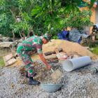 Babinsa Koramil 04/Jawai Bantu Warga Pasang Gorong-Gorong untuk Ringankan Beban Masyarakat