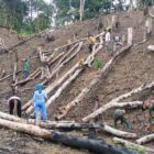 Wujud Pengabdian, Babinsa BAS Bantu Warga Garap Lahan Pertanian