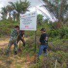 Anggota Koramil 02/Sejangkung Bersama Dinas Terkait Pasang Spanduk Penertiban Kawasan Hutan di Wilayah Binaan