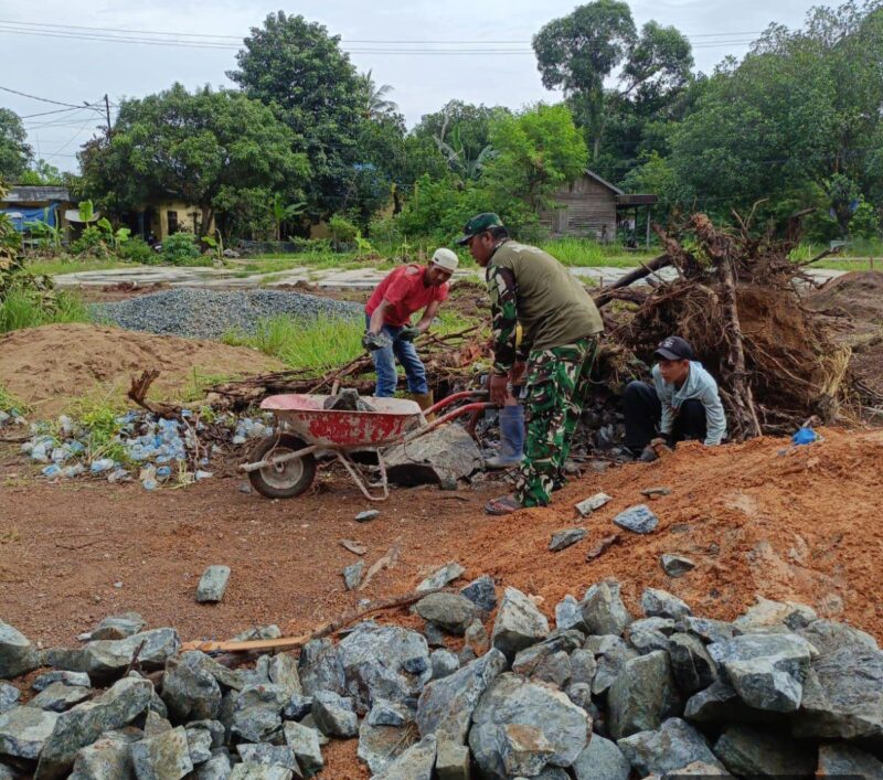 Material Pembangunan Tiba, Babinsa Koramil 1009-03/Bati-Bati Dampingi dan Bantu Pemasangan Pondasi Koperasi Desa Merah Putih
