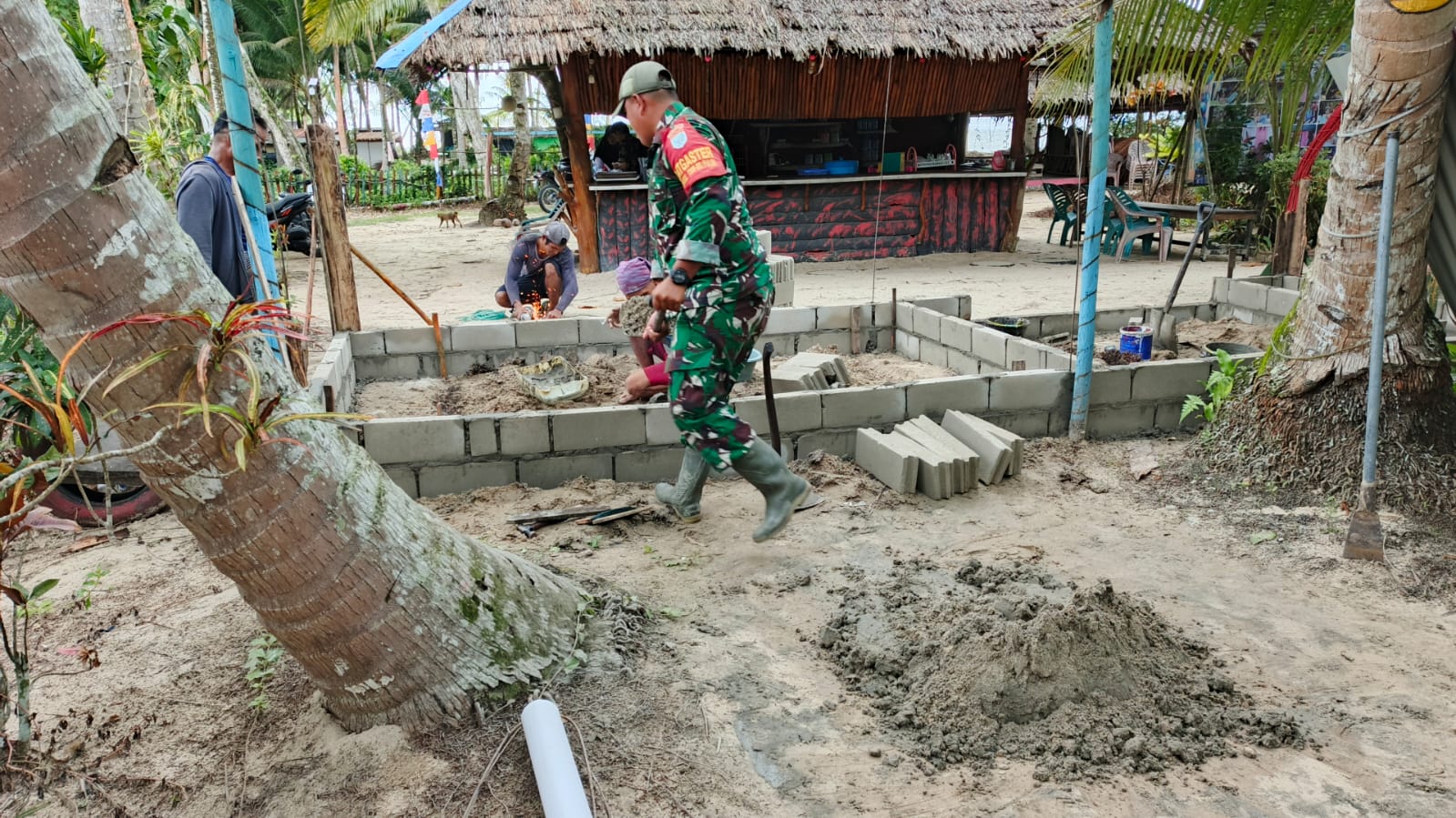 Babinsa Koramil 08/Paloh Bantu Warga Bangun Pondasi Warung di Wilayah Binaan