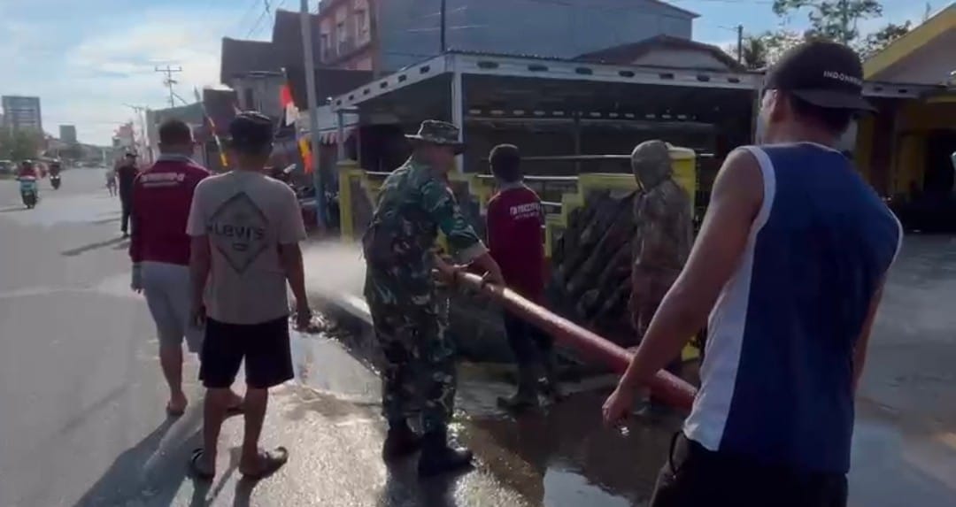 Antisipasi Banjir Babinsa Pasar Melayu dan Damkar Bersihkan Drainase di Wilayah Binaan