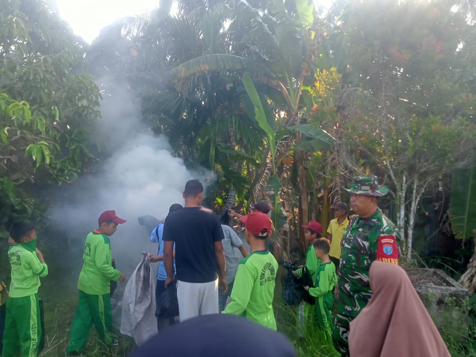 Babinsa Nyiur Melambai Ajak Guru, Siswa, dan Warga Gelar Kegiatan Bersih-Bersih Jalan Raya