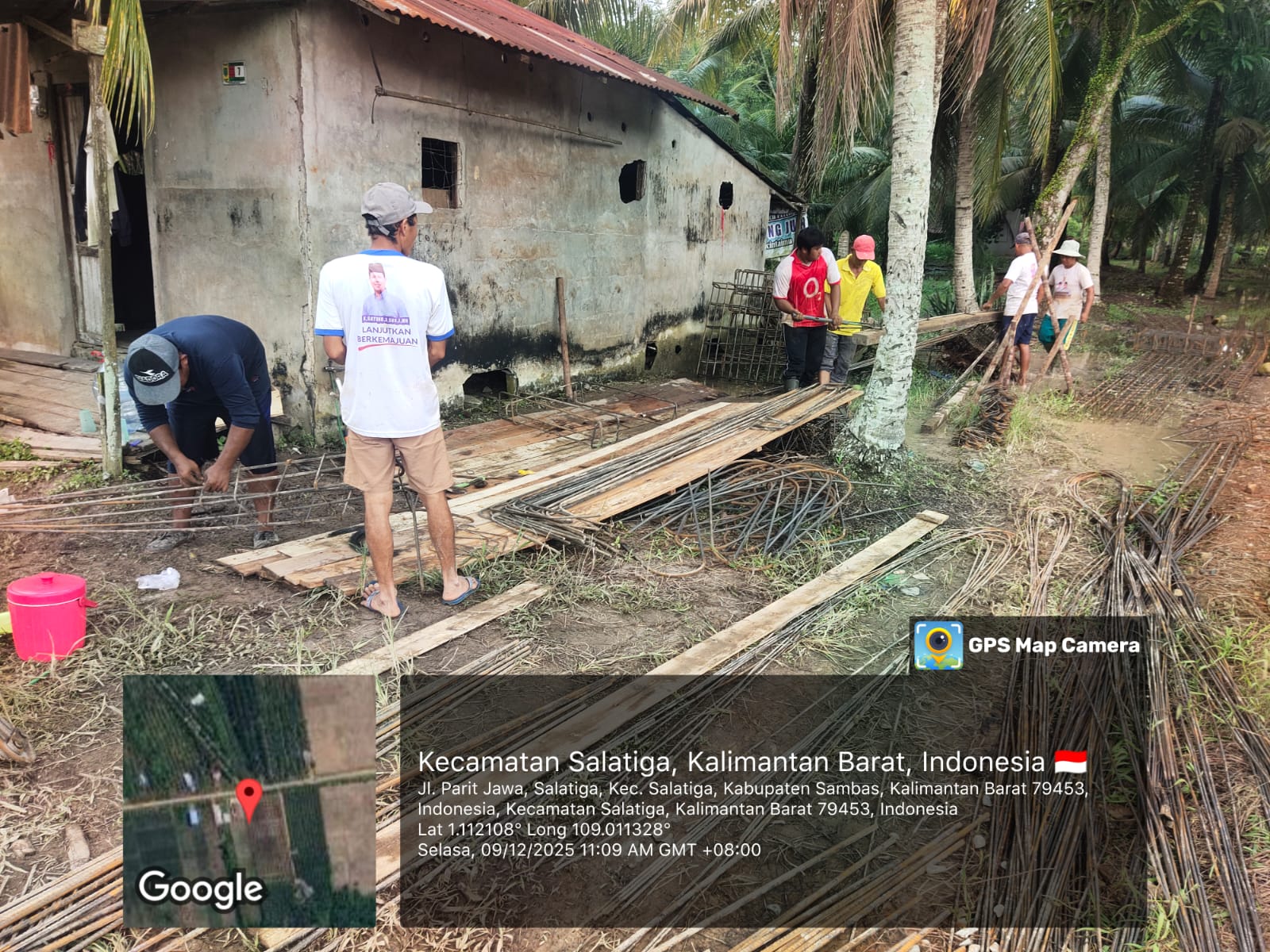 Anggota Koramil Jajaran Kodim 1208/Sambas Dampingi Pembangunan Koperasi Merah Putih di Wilayah Kabupaten Sambas