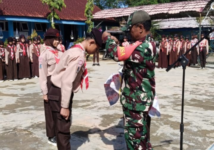 Babinsa Koramil 1002-06/Barabai Buka Resmi Perkemahan Penggalang di SMPN 3 HST