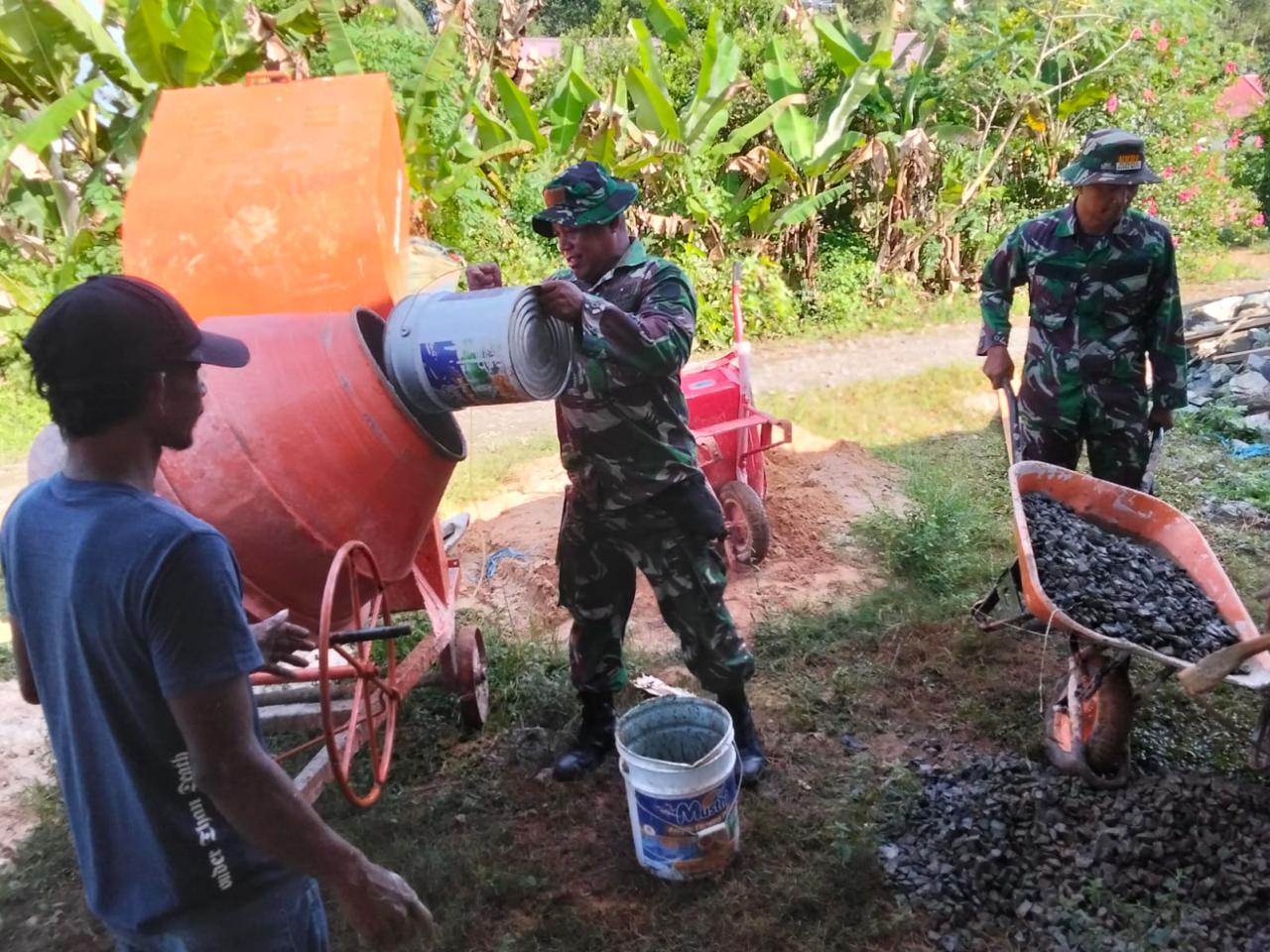 Bersama Masyarakat Personel Kodim 1009/Tla Terlihat Gotong Royong Dalam Pembangunan KDMP Di Wilayah Desa Binaan