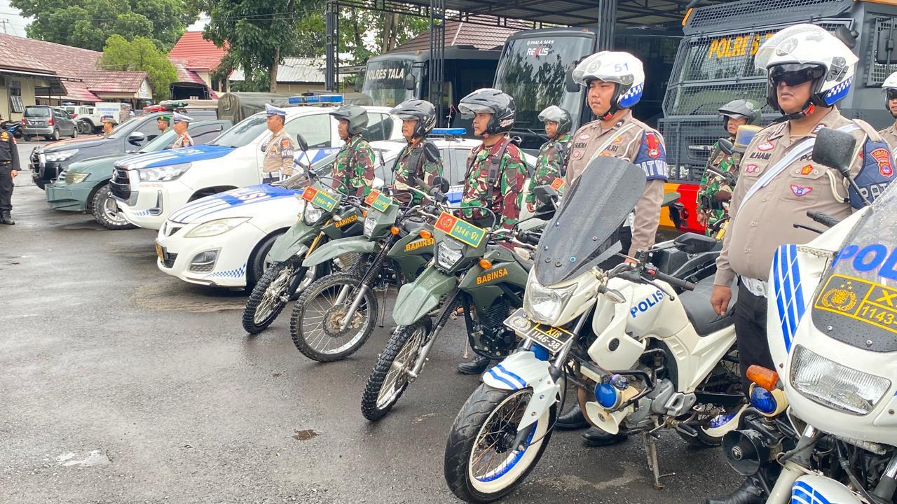 Personel Kodim 1009/TLA Mengikuti Apel Gelar Pasukan Pengamanan Natal dan Tahun Baru Di Polres Tanah Laut