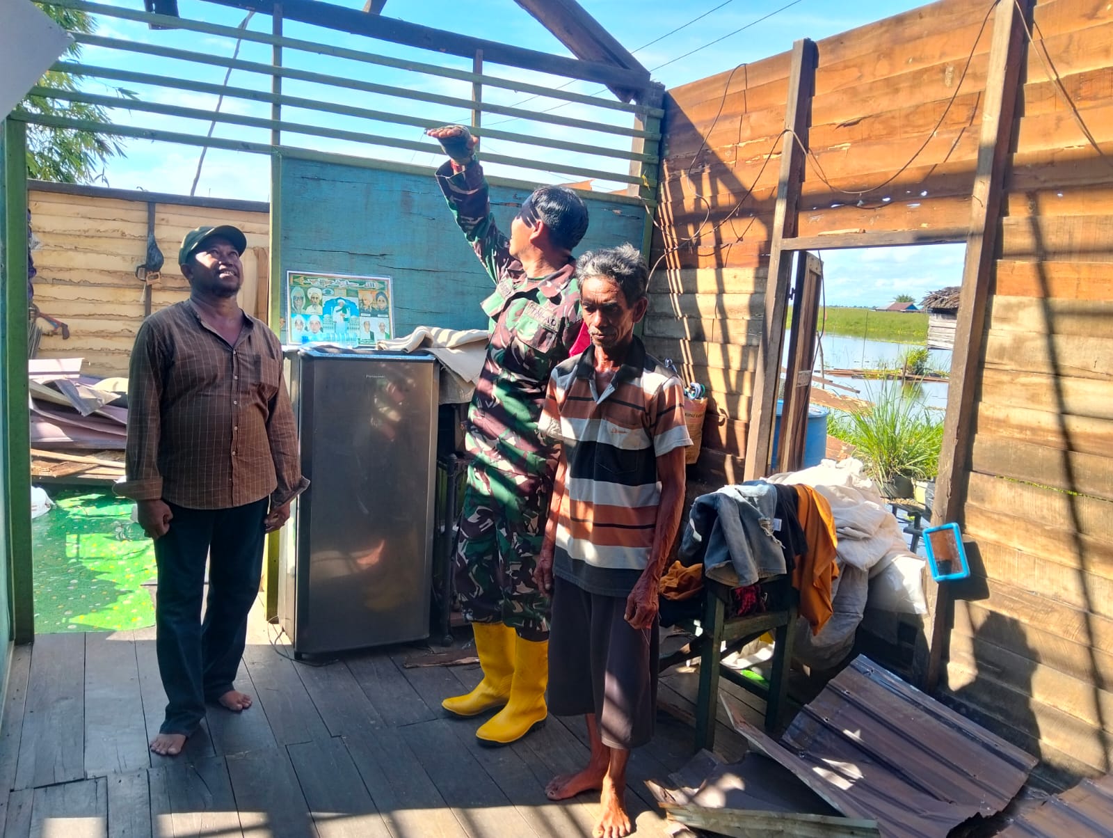 Babinsa Sigap Dampingi Warga Dua Desa Terdampak Cuaca Ekstrem di HST